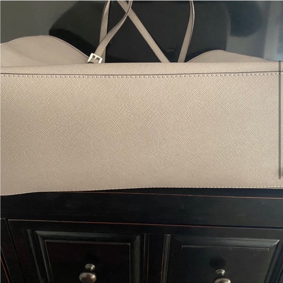 Michael Kors Gray Jet Set Saffiano
Leather Tote - Picture 4 of 5
